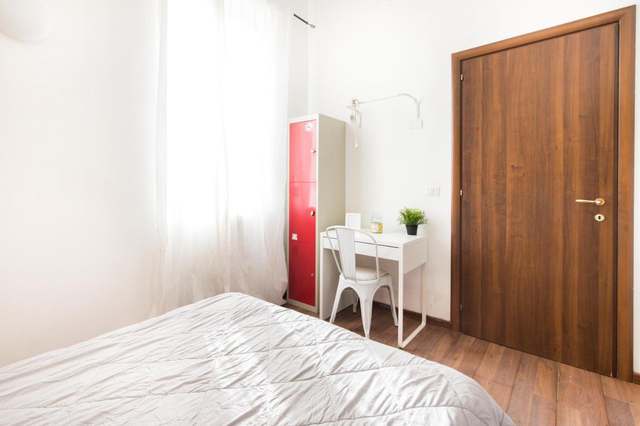 Hostel Roma Pyramid Hostal *
