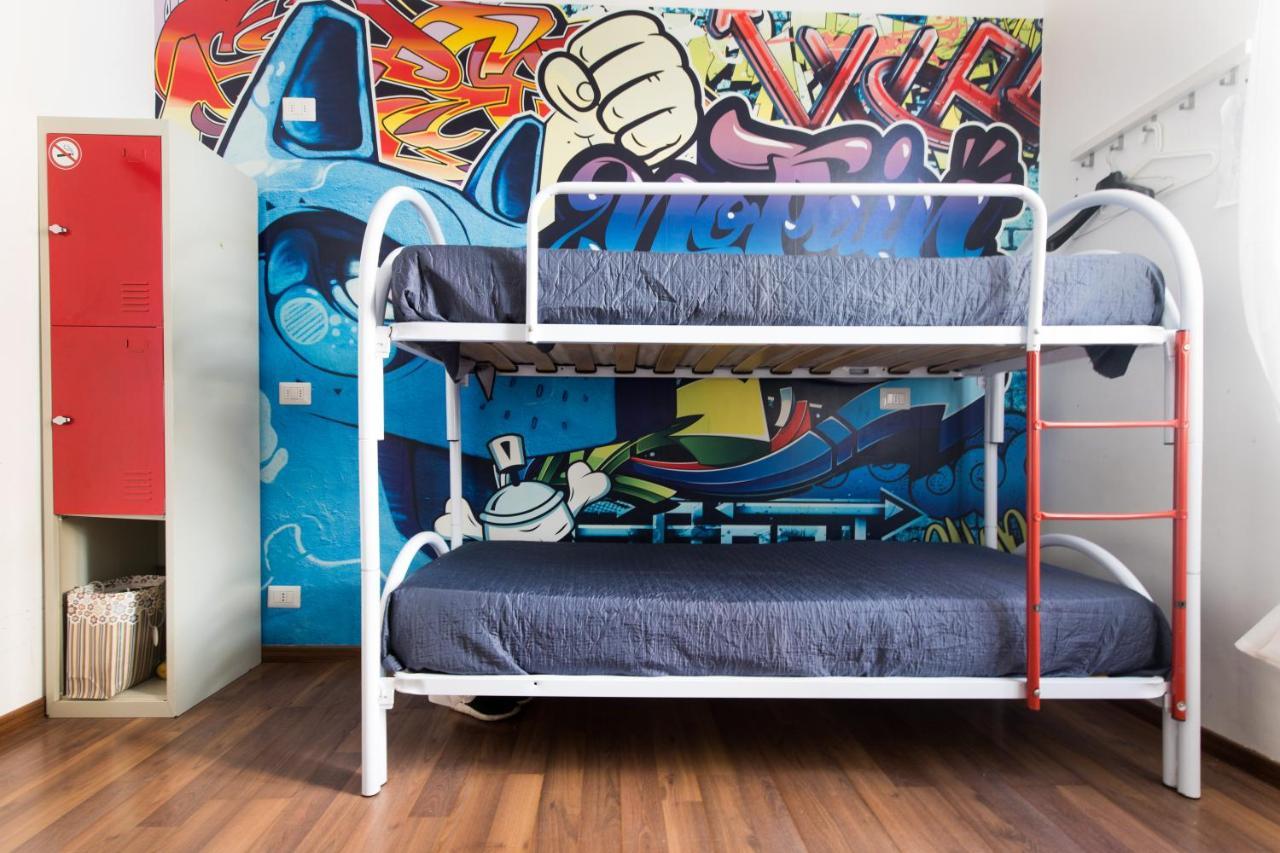 Hostel Roma Pyramid Hostal *