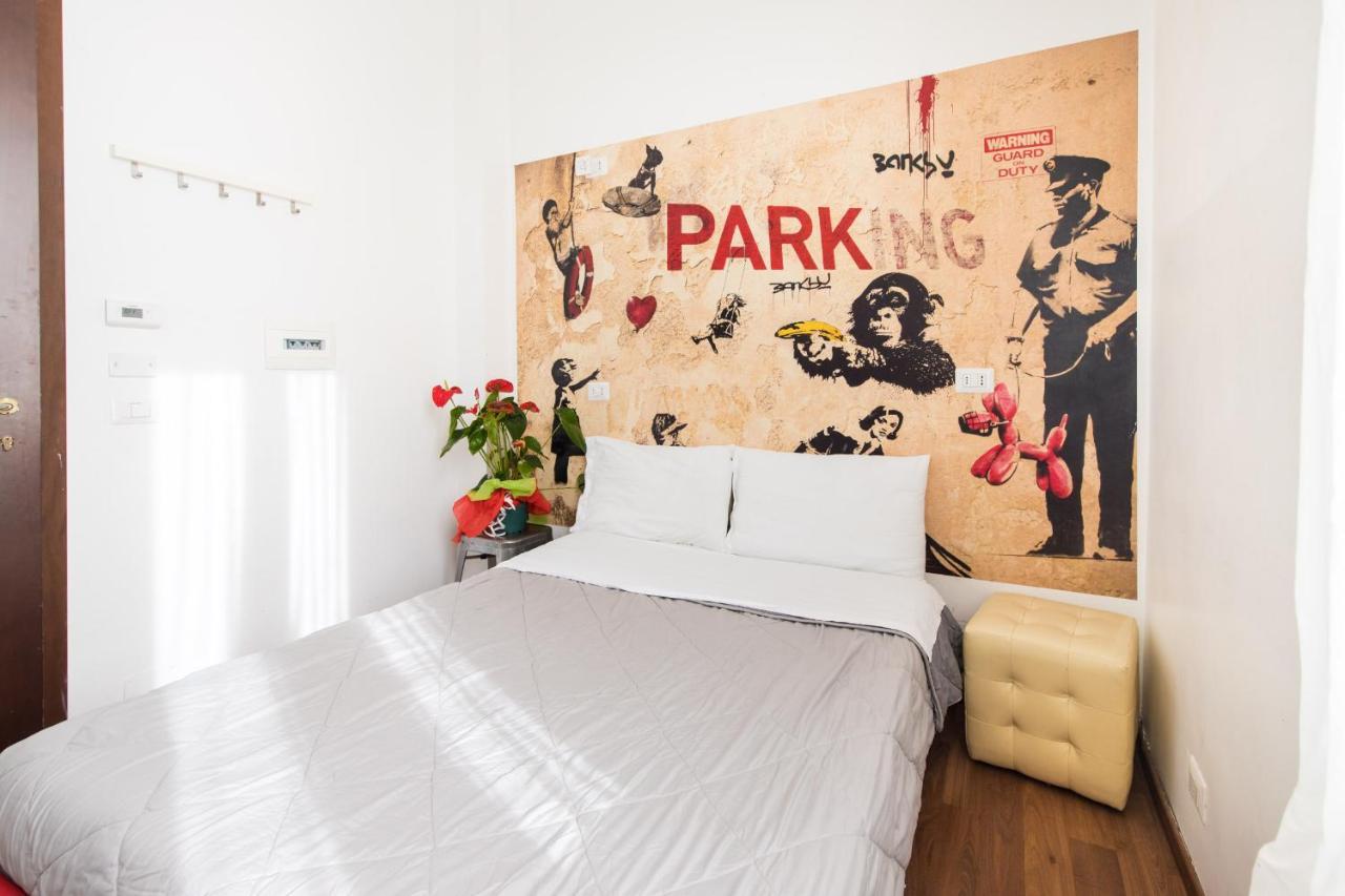 Hostel Roma Pyramid Hostal