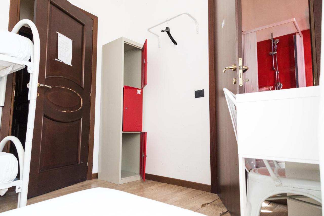 Hostel Roma Pyramid Hostal