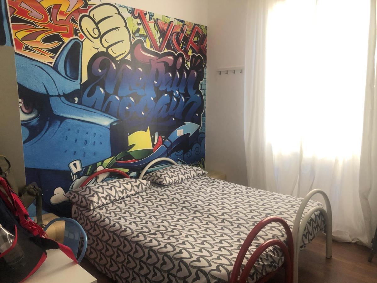 Hostel Roma Pyramid Hostal *