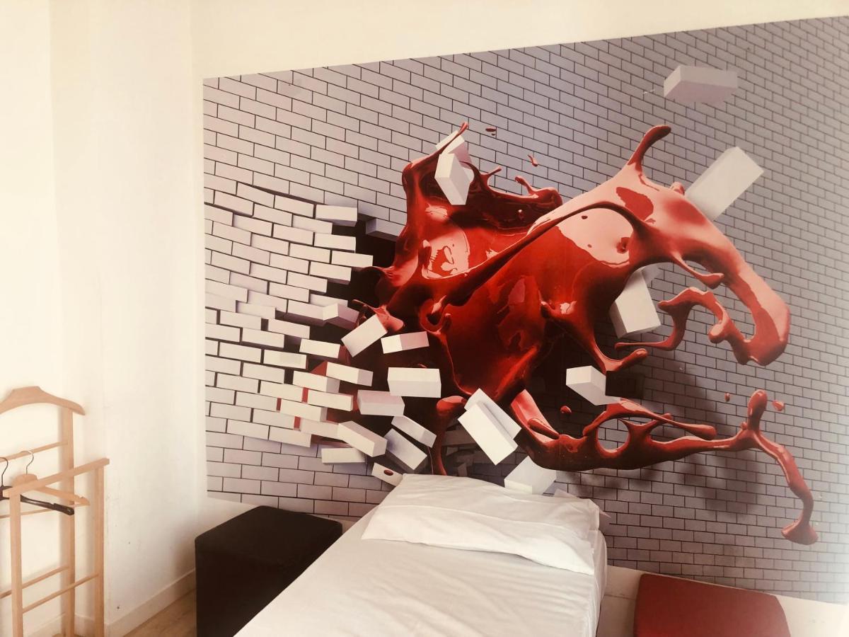 Hostel Roma Pyramid Hostal *