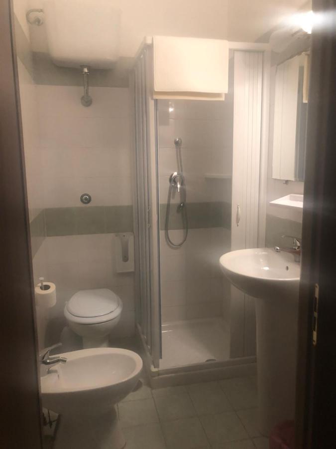 Hostel Roma Pyramid Hostal